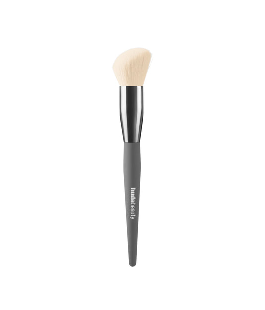 Huda Beauty diffusing cheek brush